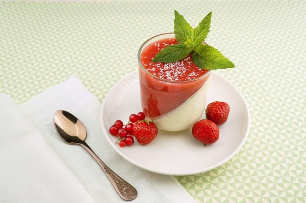 Can You Master the Art of Gourmet Vanilla Bean Panna Cotta with Berry Compote?