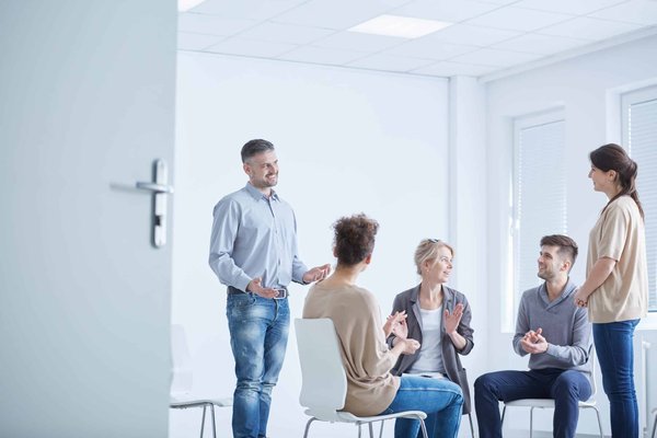 How Can You Accentuate a Simple Outfit with a Bold Lip Color for Added Drama?